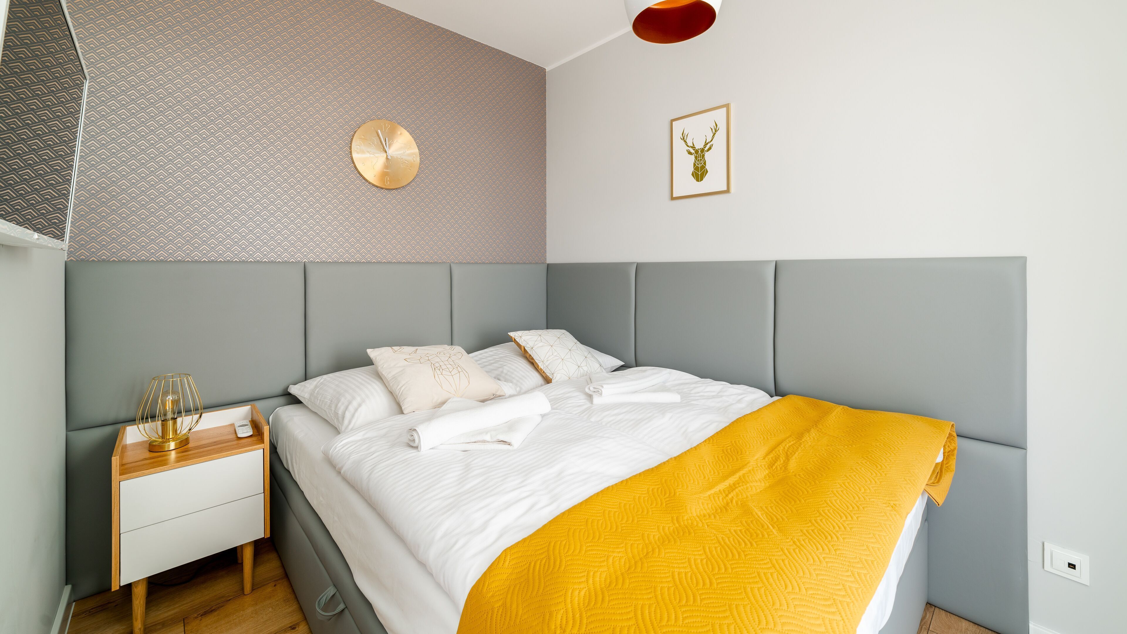Laptop workspace, iron/ironing board, free WiFi, bed sheets