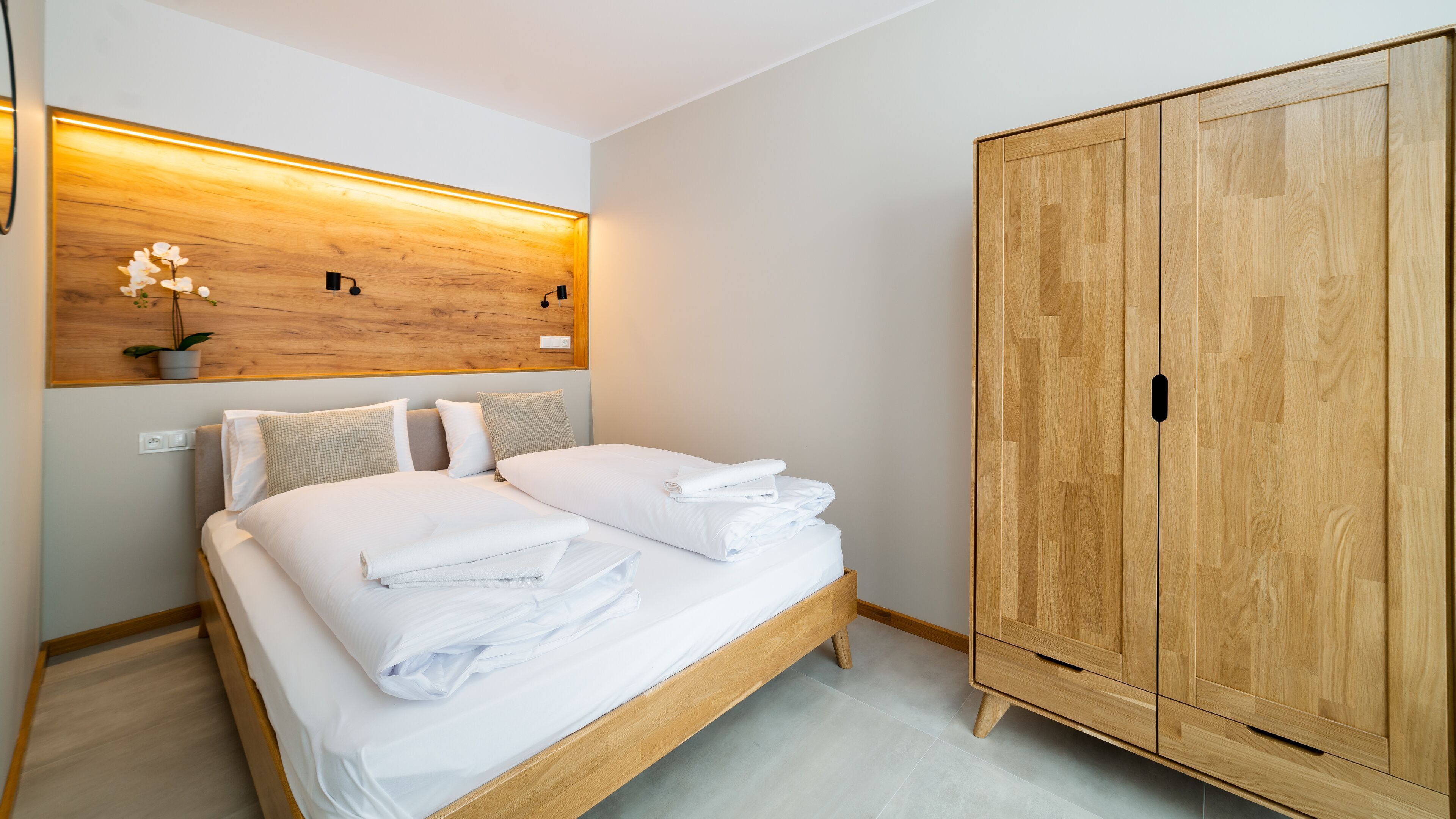 Laptop workspace, iron/ironing board, free WiFi, bed sheets