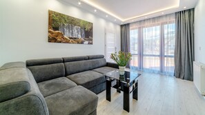 Apartment (13/1) | Living area | Flat-screen TV - Sun & Snow Triventi Mountain Residence (Karpacz)
