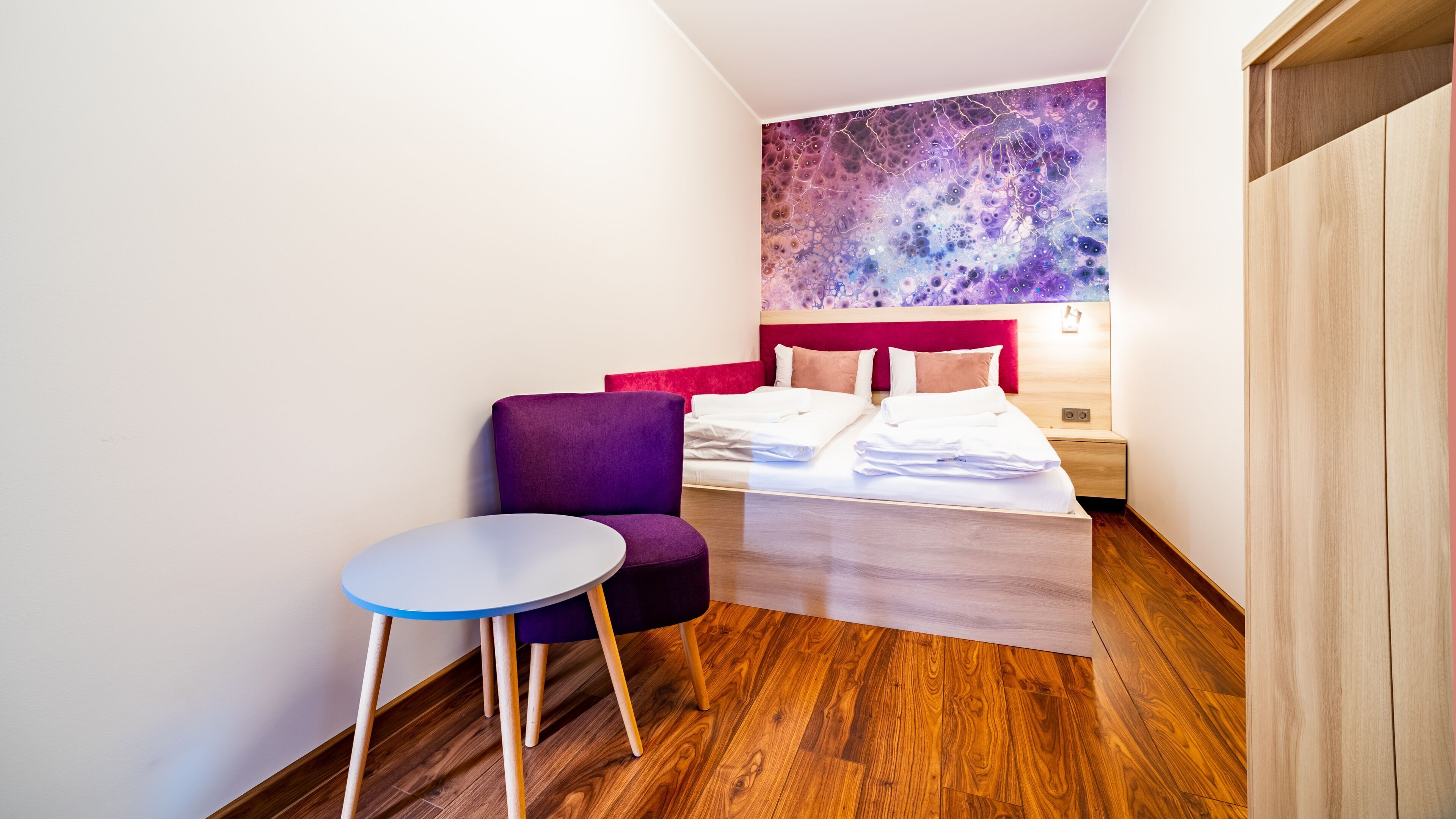 Laptop workspace, iron/ironing board, free WiFi, bed sheets