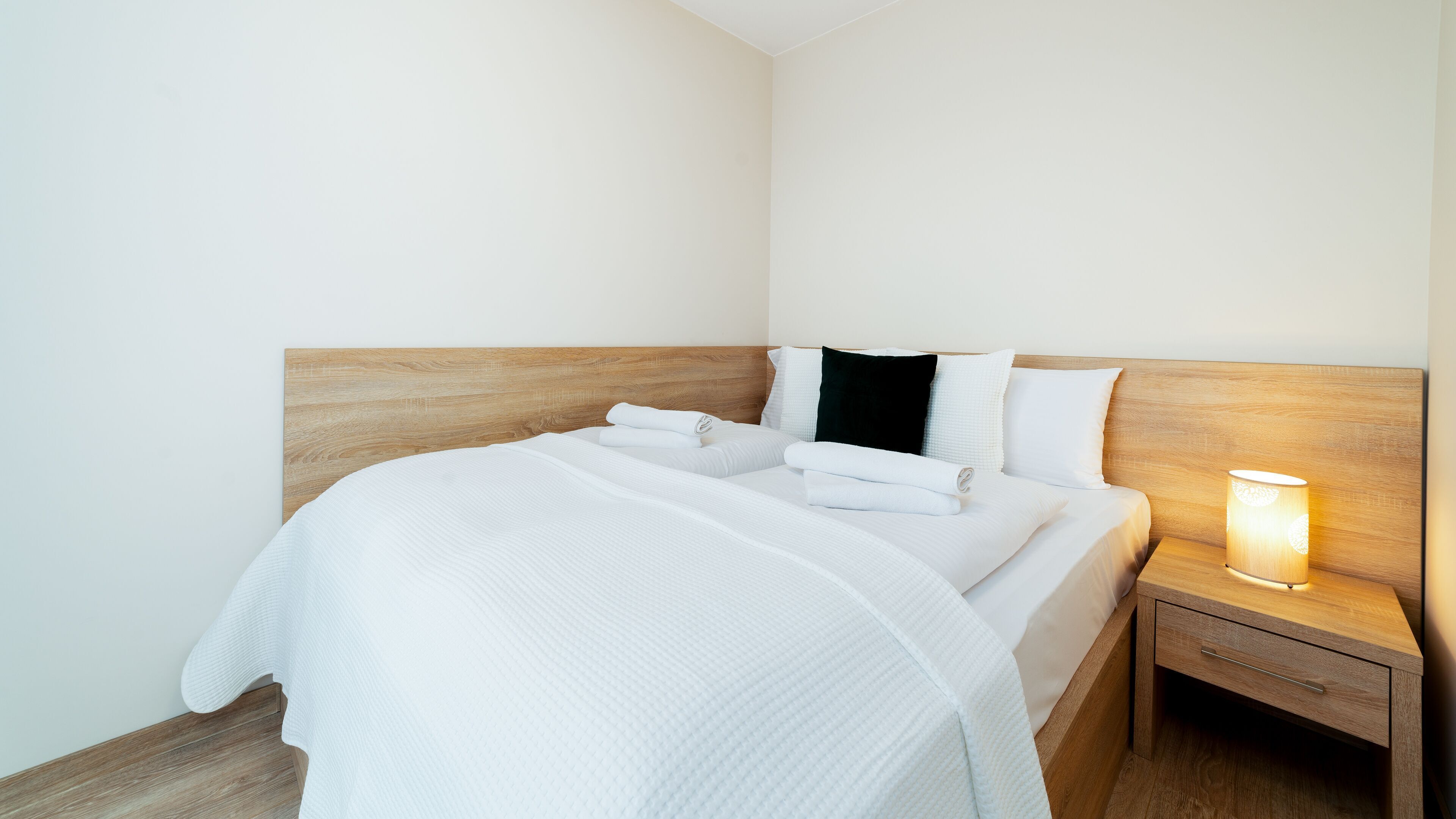 Laptop workspace, iron/ironing board, free WiFi, bed sheets