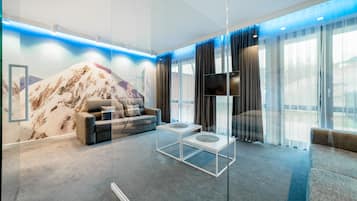 Apartamento (4) | Espacio para trabajar con un portátil y tabla de planchar con plancha