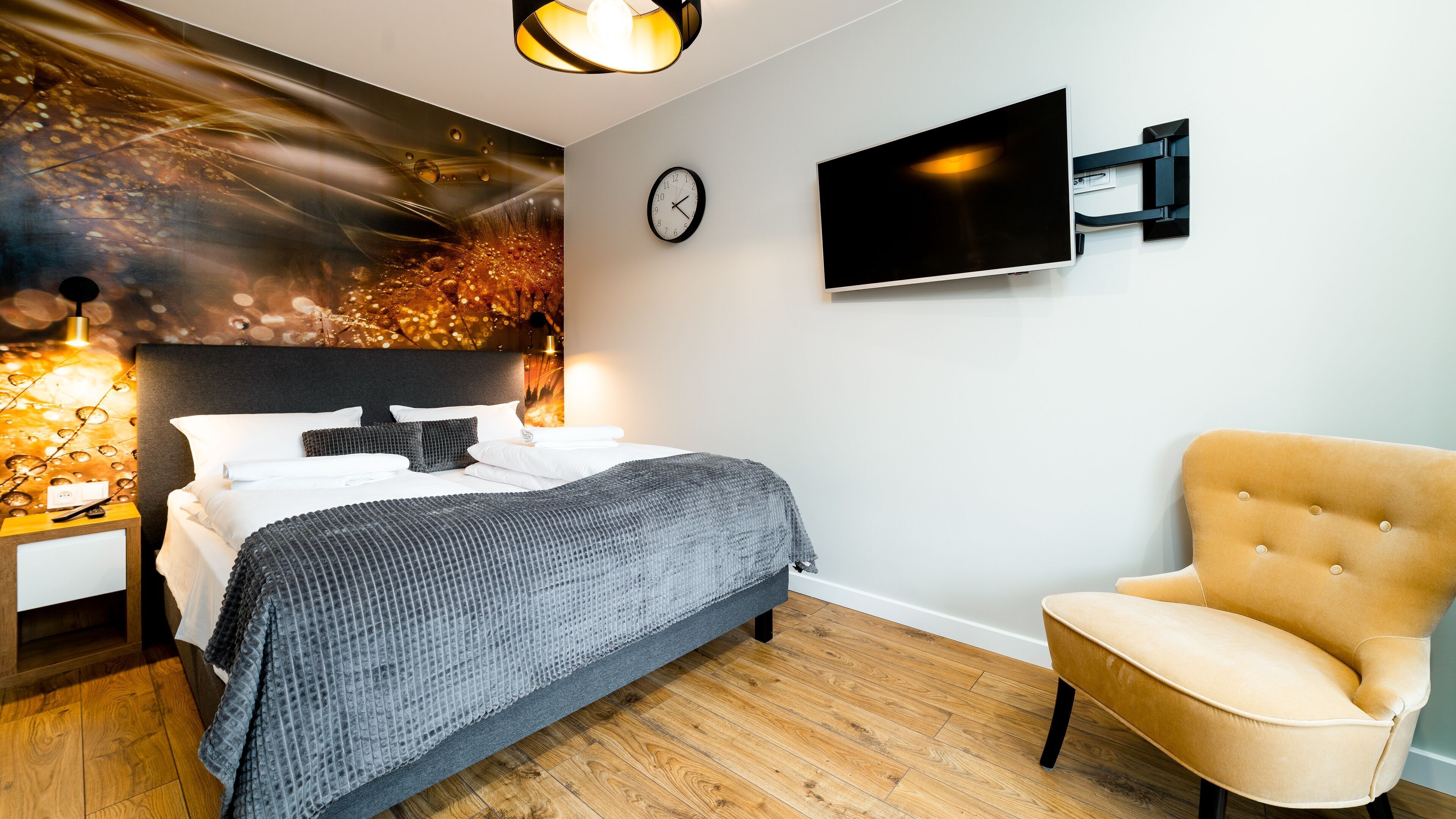Laptop workspace, iron/ironing board, free WiFi, bed sheets