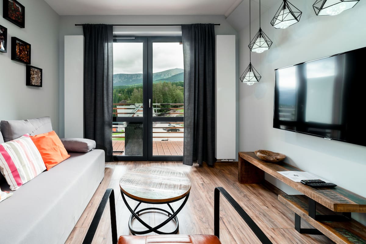 Departamento (32) | Espacio para trabajar con laptop y tabla de planchar con plancha