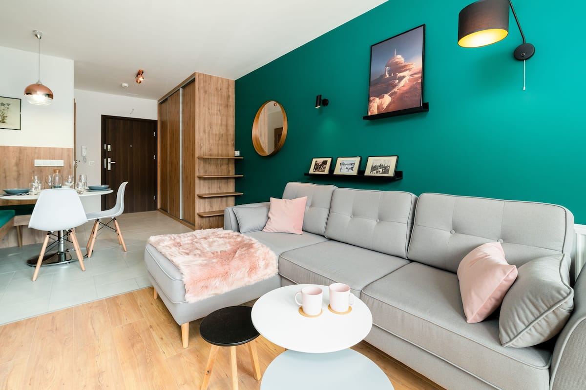 Departamento (62) | Espacio para trabajar con laptop y tabla de planchar con plancha