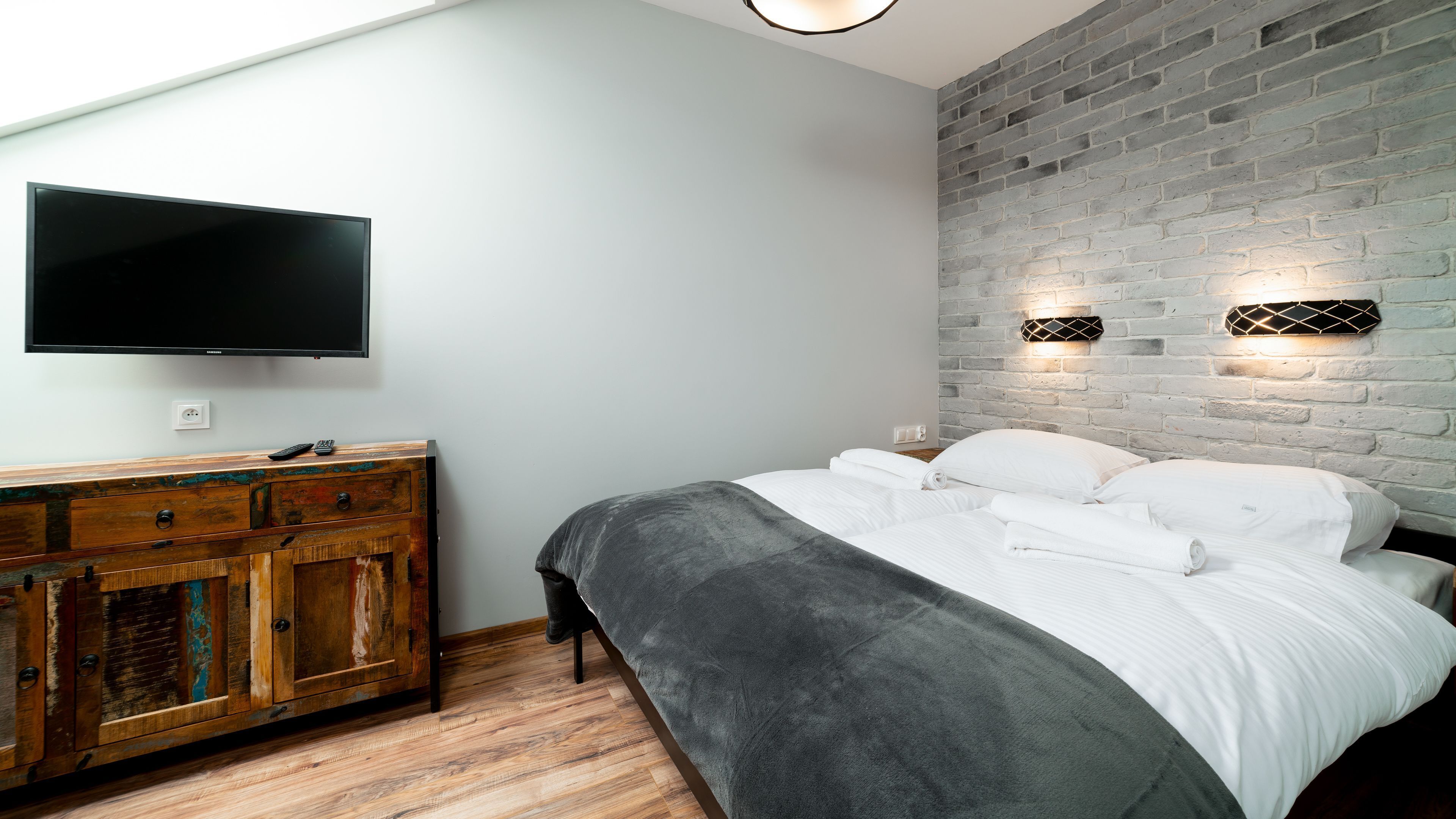 Laptop workspace, iron/ironing board, free WiFi, bed sheets