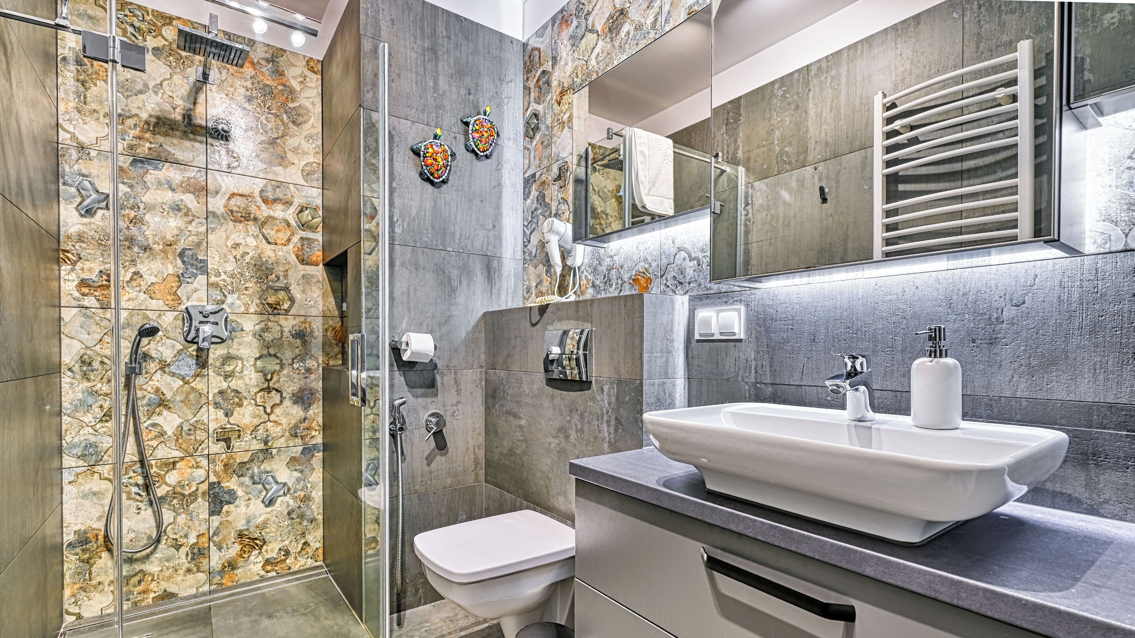 Ein modernes Badezimmer mit Dusche, Toilette und Waschbecken.