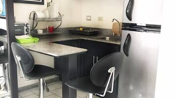Lemari es, microwave, kompor, dan mesin pembuat kopi/teh