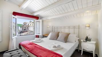 Camera Comfort Mansardata | Hochwertige Bettwaren, Daunenbettdecken, Minibar, Zimmersafe