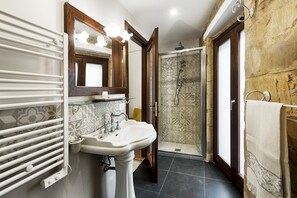 Standard Room, City View | Bathroom | Shower, rainfall showerhead, free toiletries, hair dryer - Itria Palace (Ragusa)