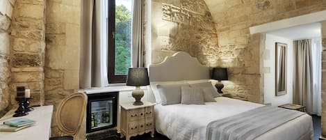 Habitación superior, vistas a la ciudad | Ropa de cama de alta calidad, edredones de plumas, minibar y caja fuerte