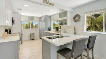 Een koelkast, een microgolfoven, een oven, een kookplaat