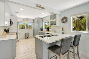 ثلاجة، ميكروويف، فرن، موقد طهي مسطح