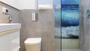 Apartamento | Baño | Ducha, secador de pelo, toallas y papel higiénico