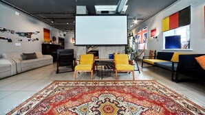 Una sala de estar moderna con un tapete grande, sofás y sillones.