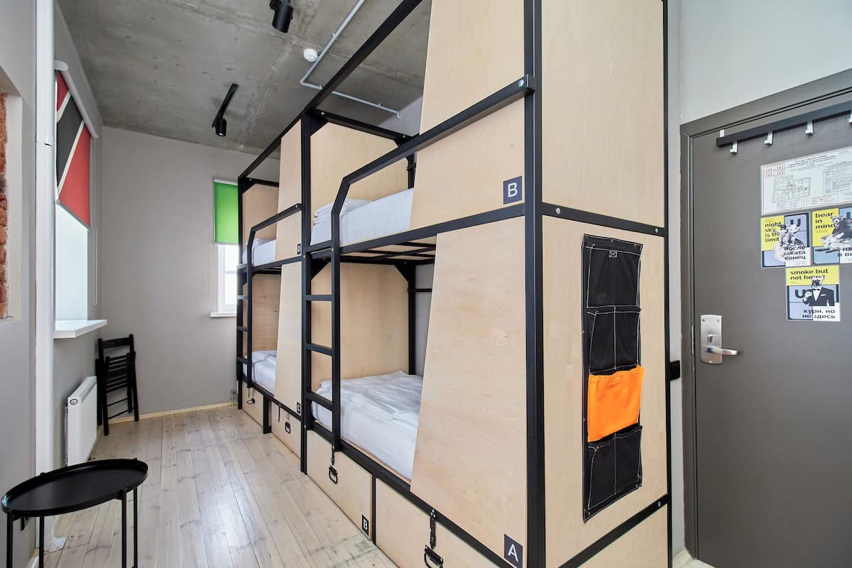 Dormitorio compartido, solo para mujeres (4-beds female dormitory room) | Ropa de cama de alta calidad, edredón, cortinas blackout y wifi gratis