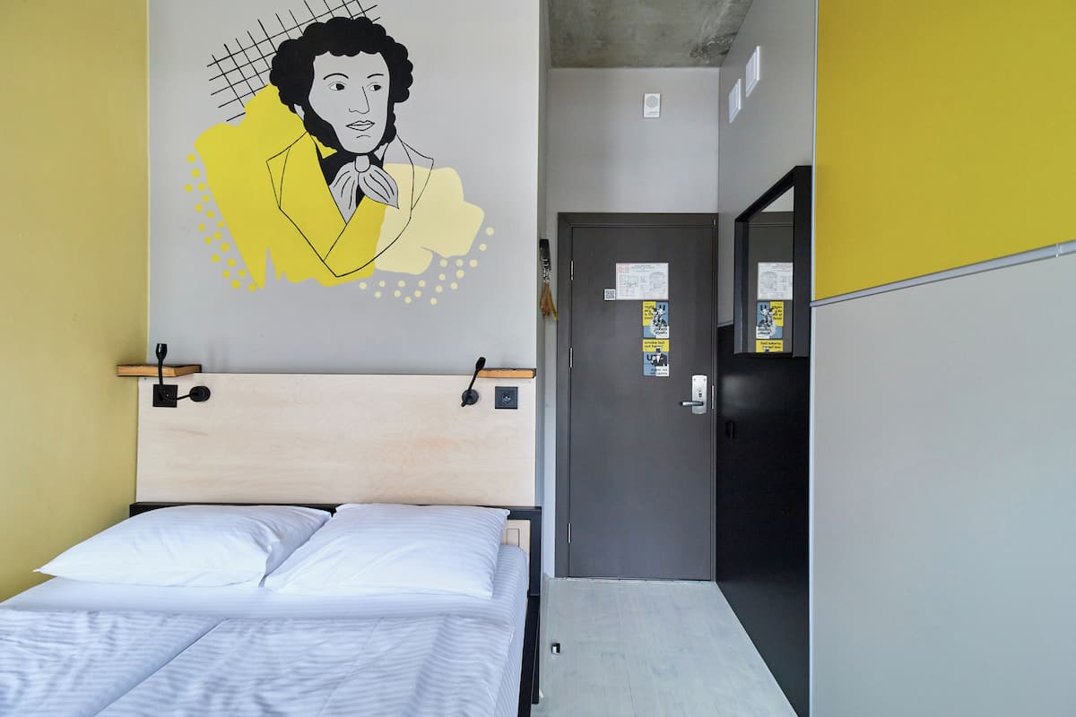 Habitación doble económica | Ropa de cama de alta calidad, edredón, cortinas blackout y wifi gratis