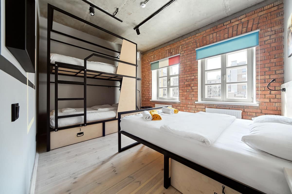 Habitación doble familiar | Ropa de cama de alta calidad, edredón, cortinas blackout y wifi gratis