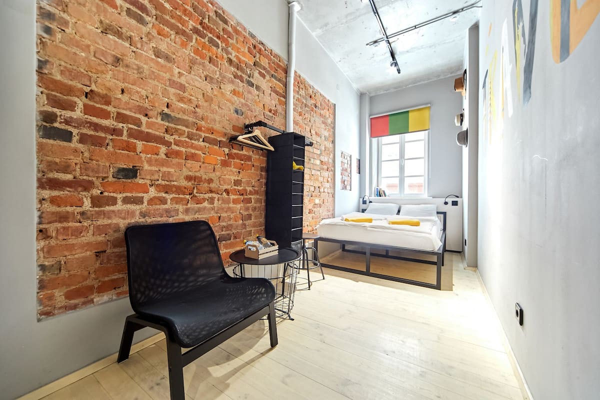 Habitación básica doble | Ropa de cama de alta calidad, edredón, cortinas blackout y wifi gratis
