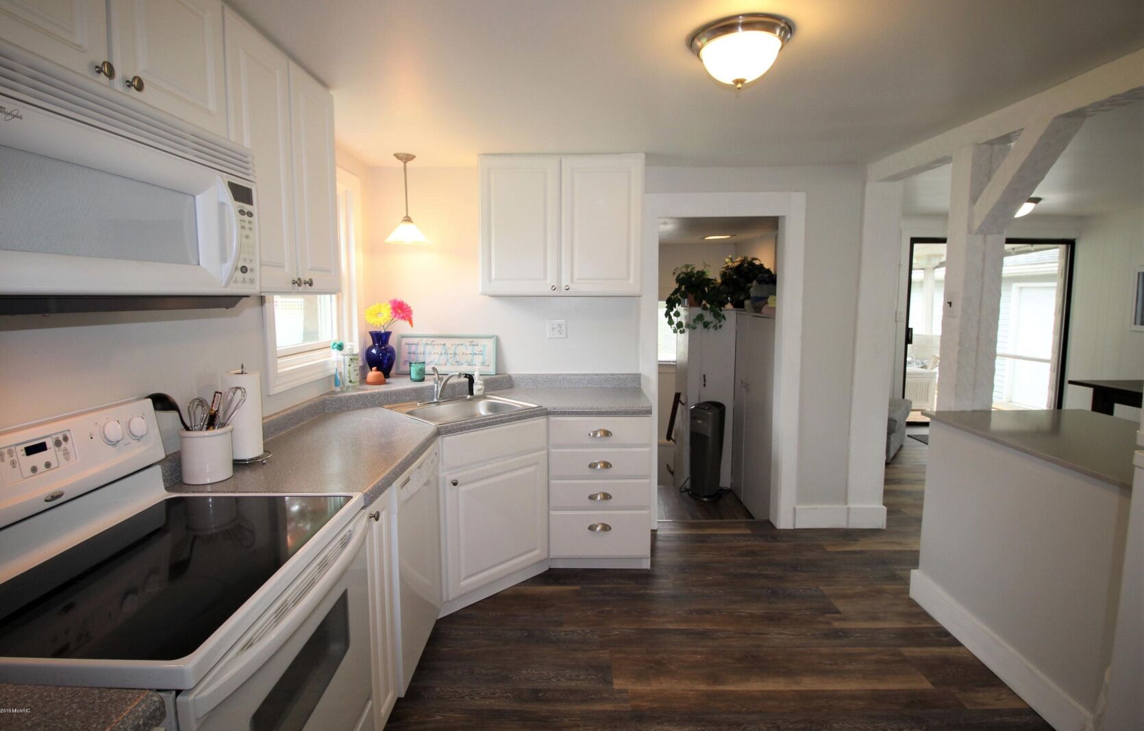 Charming bungalow 2 blocks from South Beach!  Bonus beach toys and bikes!