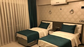 Standard Twin Room | Peralatan tempat tidur premium, meja, ruang kerja komputer riba 