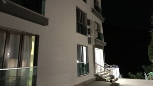 Depan hartanah - siang/malam