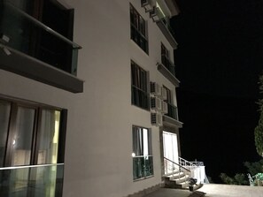 住宿正面 (夜晚)