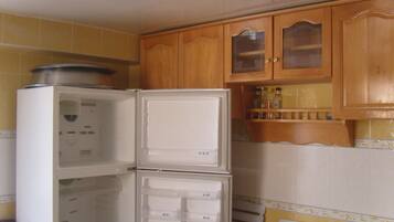 Apartment, 2 Bedrooms, Ground Floor | Private kitchen | Full-size fridge, microwave, oven, stovetop