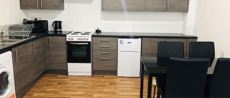 Luxury Apartment, Private Bathroom (2BED-D/S/SF-5PPL) | Restaurant