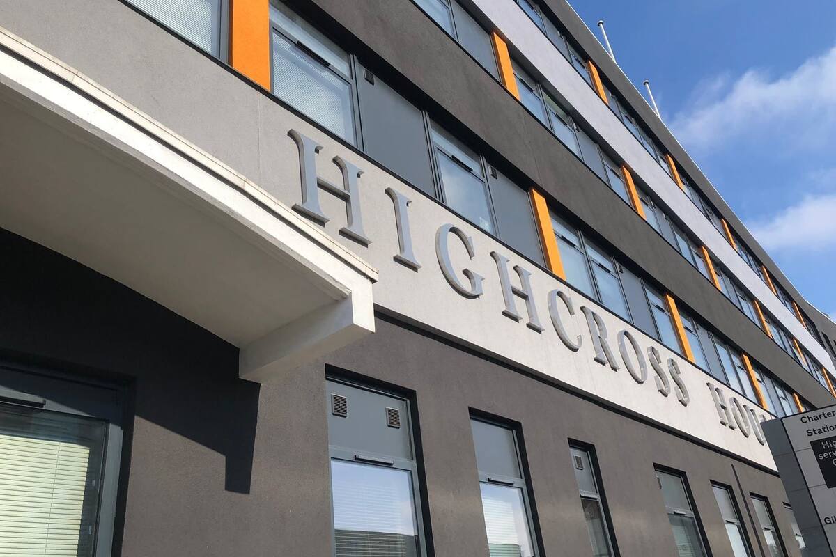 Un edificio con el cartel que dice "HIGHCROFT HOTEL", indicando que se trata de un hotel.