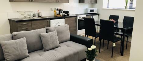 Deluxe Apartment, Private Bathroom (2BED-D/2S/SF-6PPL) | Lounge