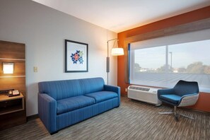 Living area - Holiday Inn Express & Suites Beloit (Beloit)