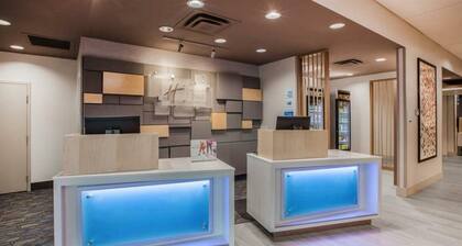 Holiday Inn Express & Suites Beloit