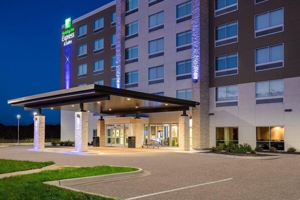Exterior - Holiday Inn Express & Suites Beloit (Beloit)