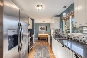 ثلاجة، ميكروويف، فرن، موقد طهي مسطح