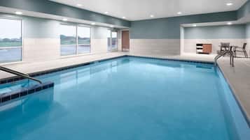 Kolam renang indoor