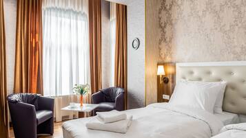 Comfort Triple Room | Minibar, individually decorated, individually furnished, desk