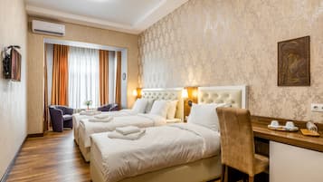 Comfort Triple Room | Minibar, individually decorated, individually furnished, desk