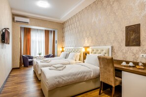 Kolmen hengen comfort-huone | Minibaari, yksilöllisesti sisustettu, yksilöllisesti kalustettu