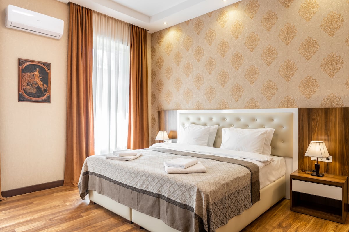 Deluxe Double or Twin Room | Living area
