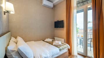 Double Room | Minibar, individually decorated, individually furnished, desk