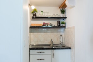Frigorífico, microondas, placa de cocina y cafetera o tetera