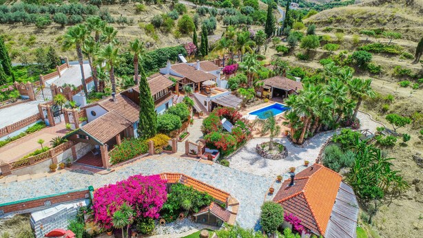 A residential area with multiple houses, a swimming pool, and lush greenery. - Cubo's Mijas Finca Huerta Rica Bambu / shared pool / views (Mijas Pueblo)