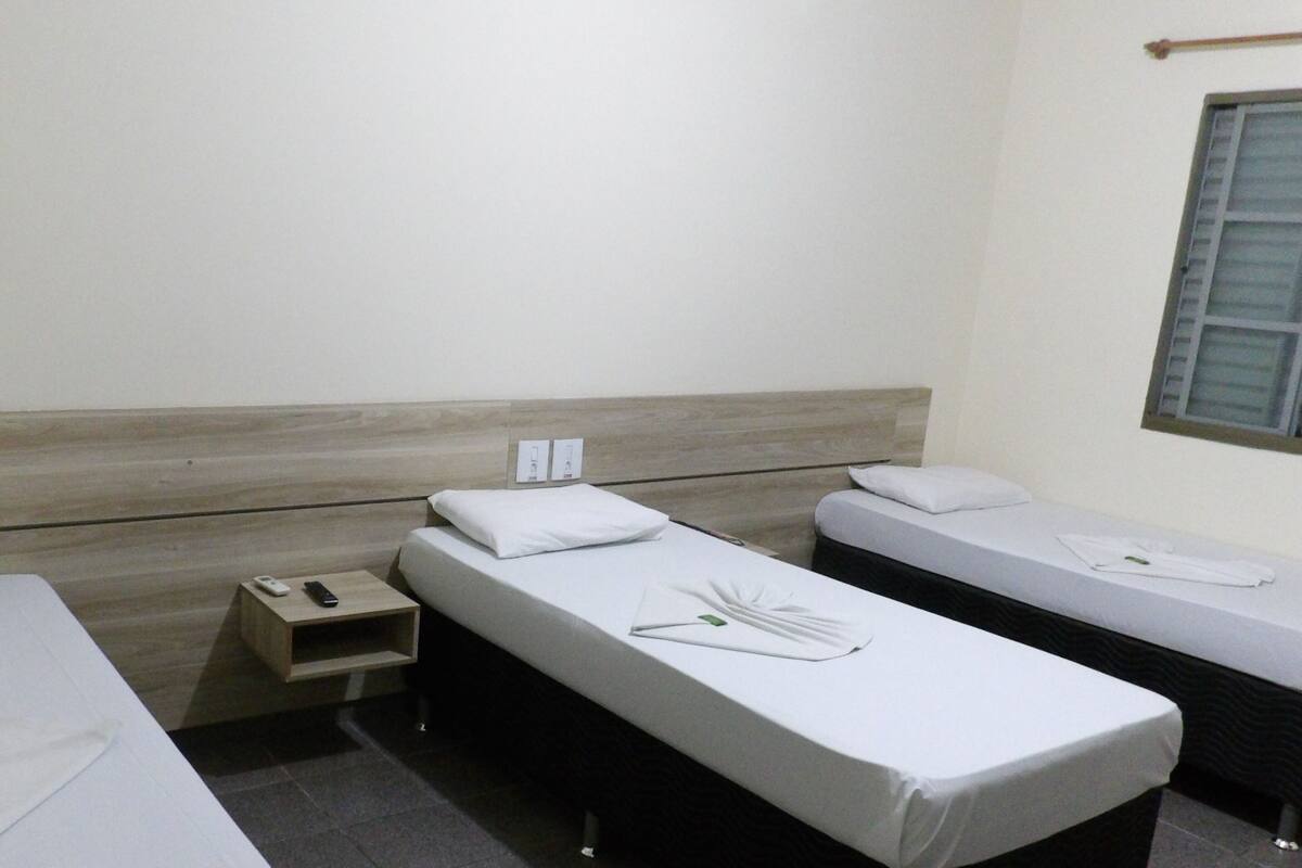 Kamar Triple | Tempat tidur bayi gratis, Wi-Fi gratis, dan seprai linen
