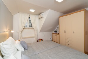 2 quartos, ferros/tábuas de passar roupa, Wi-Fi, roupa de cama