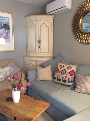 Smart-TV, DVD-Player, Tischtennisplatte, Bücher