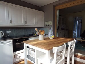 Kühlschrank, Mikrowelle, Herdplatte, Wasserkocher mit Kaffee-/Teezubehör