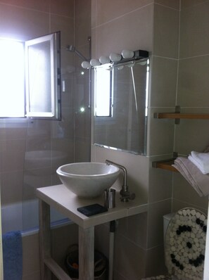 Hair dryer, towels, soap, toilet paper - Beautiful Peaceful  Garden Apartment,   near St. Tropez, close to many beaches (Cogolin)