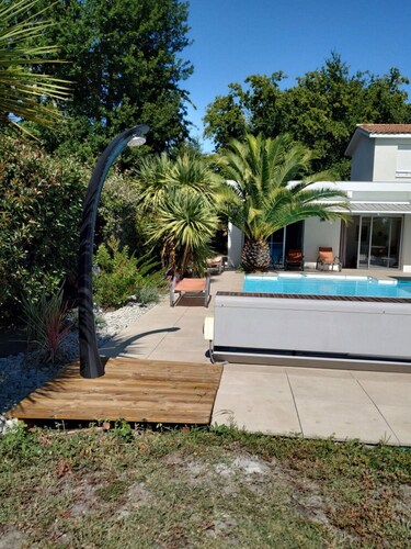 House with quiet pool