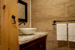 Shower, hair dryer, towels, soap - Cayuga Lake Cabins, Gorgeous Log Cabin home, Cabin C, fire pit, dog friendly (Ovid)